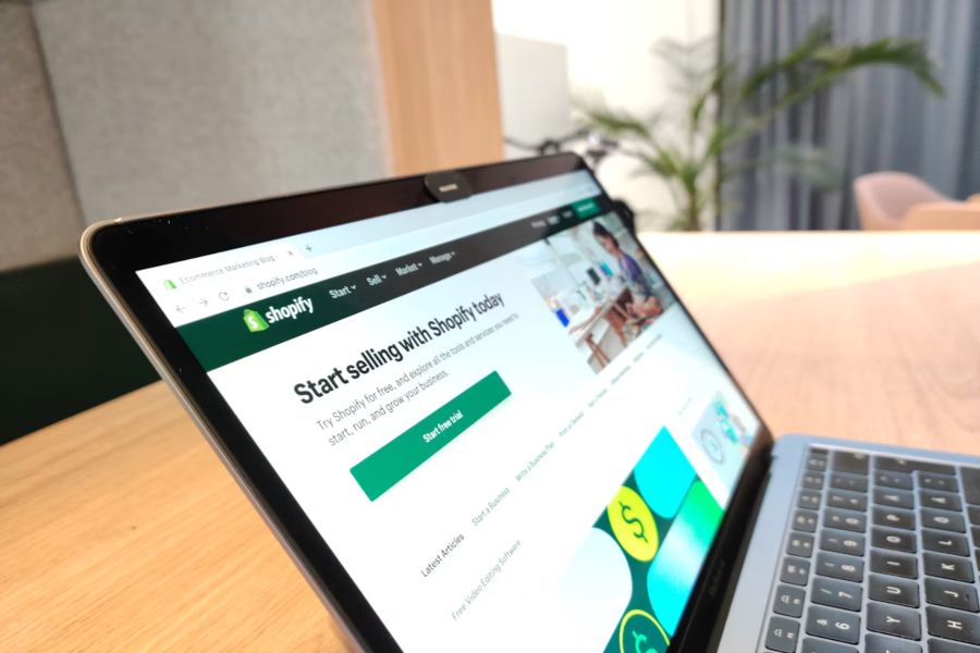 Shopify Live Chat Help for Small Stores